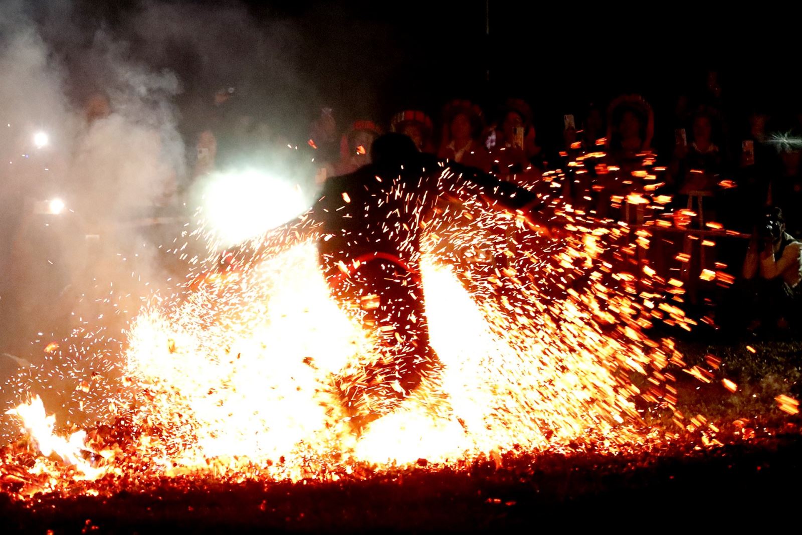 Độc đáo nghi lễ nhảy lửa của người Pà Thẻn, tỉnh Tuyên Quang